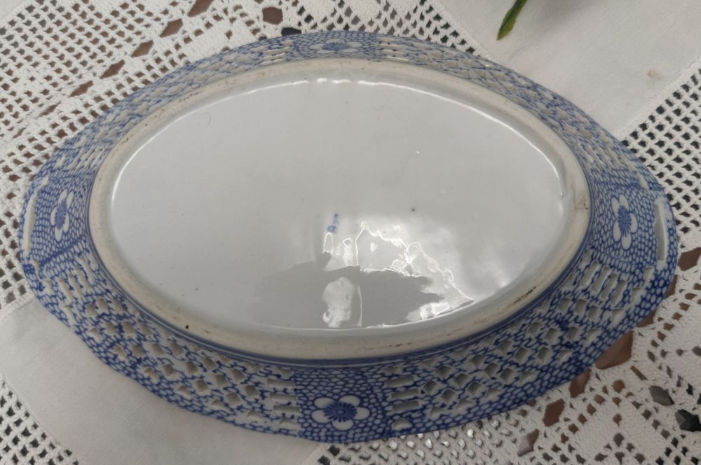 Travessa decorativa azul e branca com trabalho vazado e motivo orienta