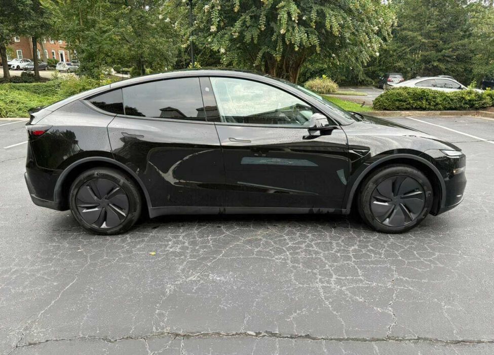 Tesla Model Y      2026