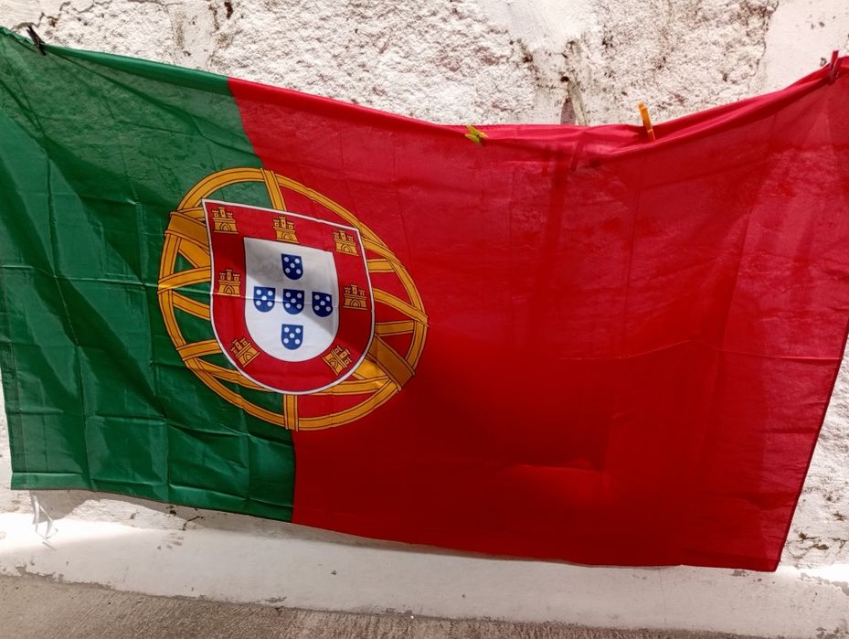 Super e única bandeira de Portugal com 2.45 largura e 1.60 altura incrível.