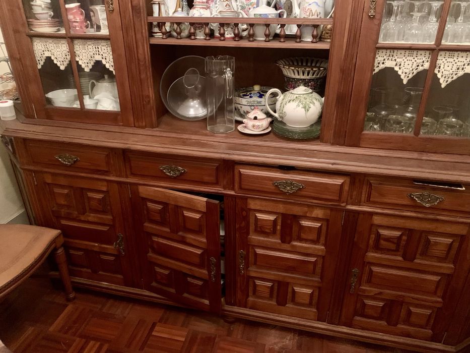 Cristaleira em madeira e portas de vidro