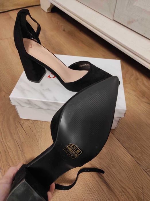 czarne czółenka na słupku