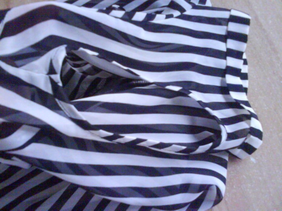 Блузка с вырезанными плечами чёрно-белая полоска Forever 21. Размер S.