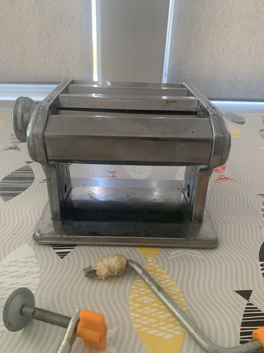 Maquina de esticar pasta e outro tipo de massas
