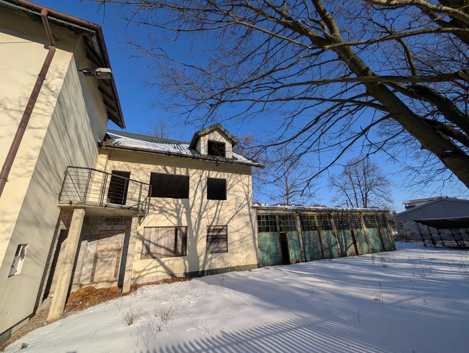 Dom 365 m2 + 4 duże garaże 85 m2 + działka 1100 m2