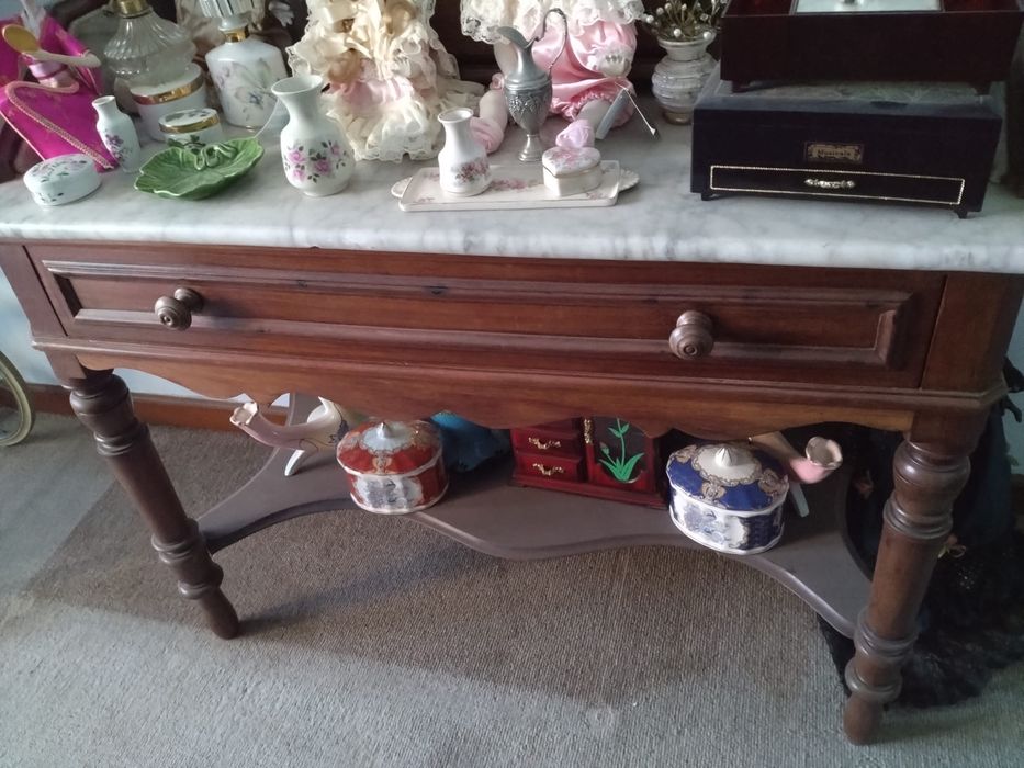 Cómoda antiga com espelho