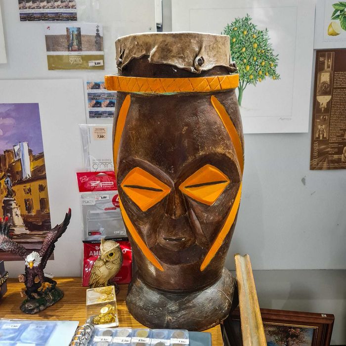 Tambor Artesanal Africano Esculpido em Madeira (53 cm)