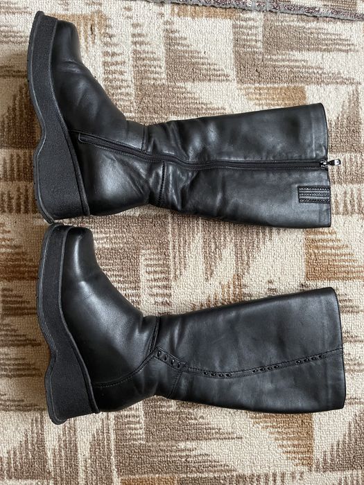 Качественные, кожаные зимние сапоги.