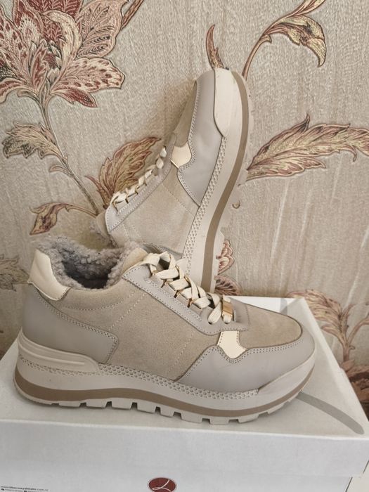 Продам зимові жіночі кросівки