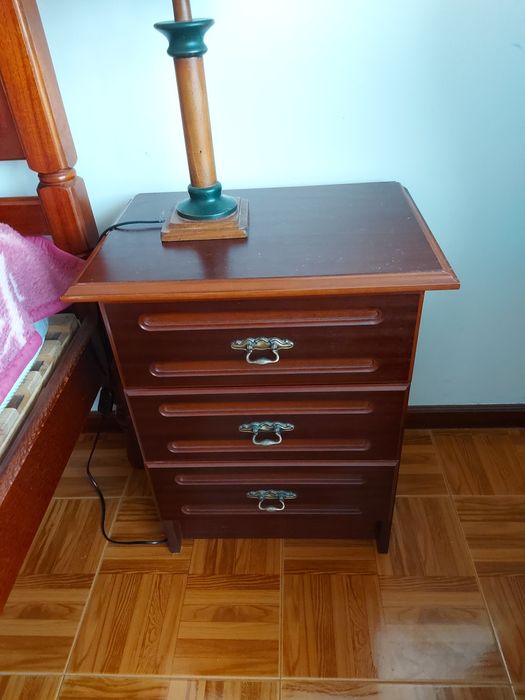 Vendo cama, mesas de cabeceira e comoda