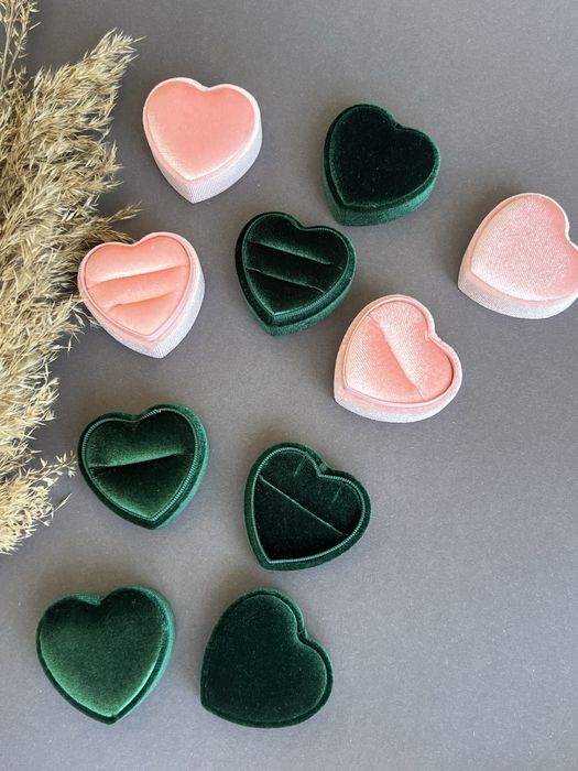 Оксамитова коробочка для весільних обручок, каблучки, сережок