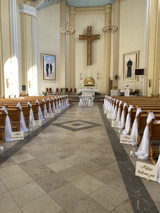 Slub kościół wesele  dekoracja lampiony tiule hymn miłości