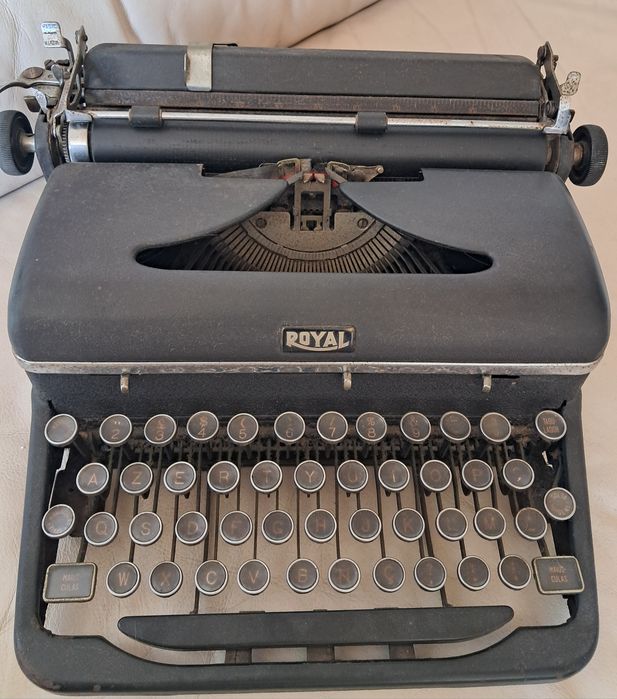 Máquina de escrever portátil Royal Quiet Deluxe.