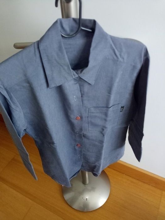 Várias camisas em bom estado