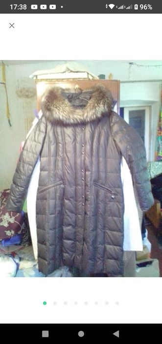 Два жіночих пальто