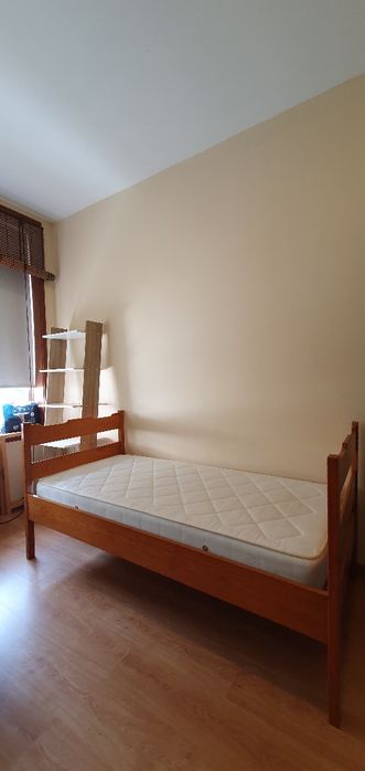 Cama sólida com colchão incl.