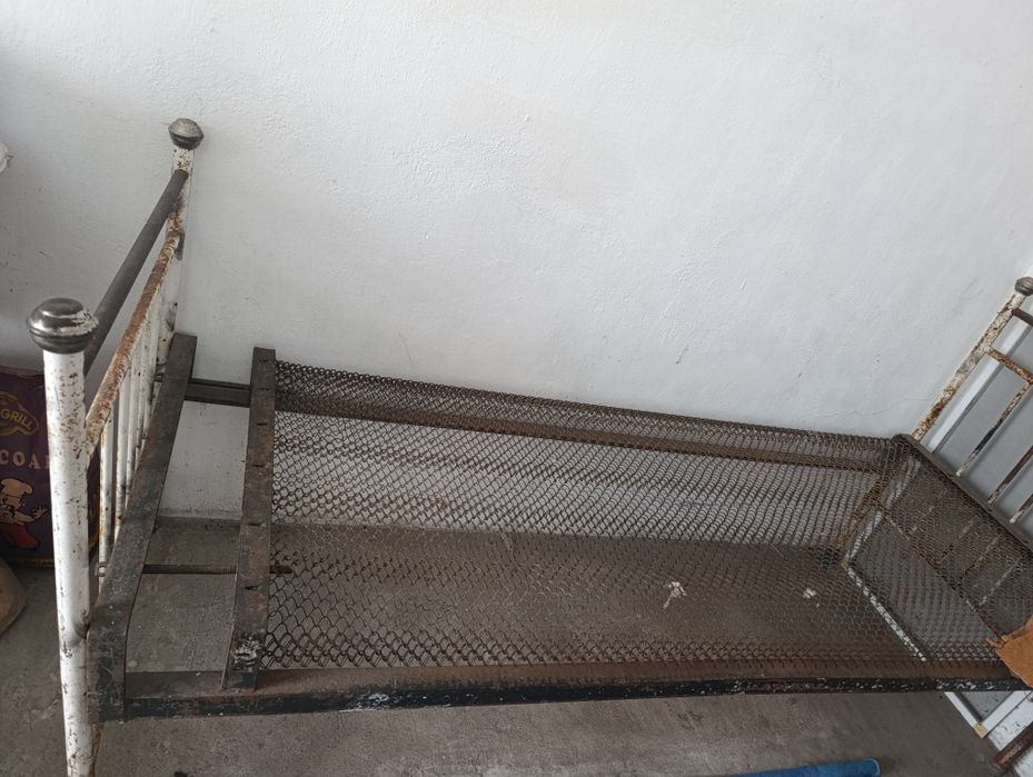 Ліжко залізне на пружині