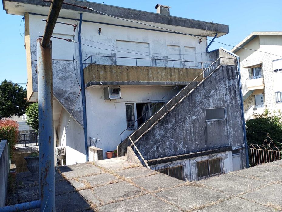 Moradia independente habitação + comércio, terreno de 500 m², 3 pisos