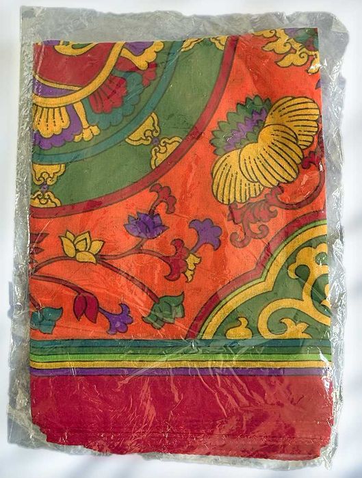 Echarpe de Pescoço Oriental, Nova