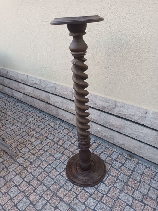 Pedestal de madeira maciça