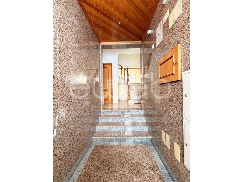 Apartamento T2 com arrecadação para venda na Quinta do Conde
