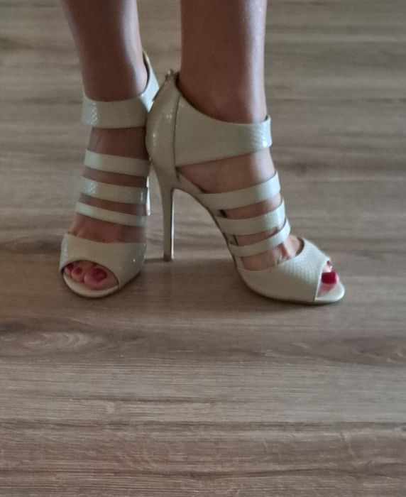 Szpilki damskie kremowe.