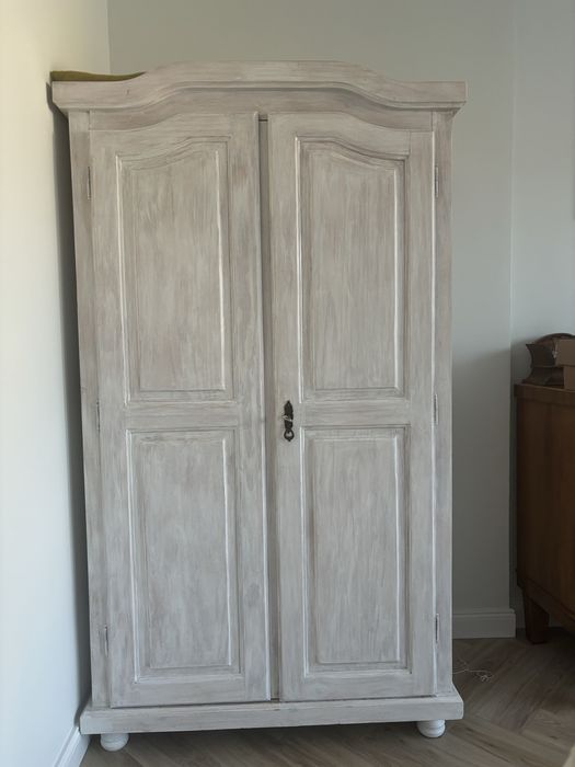 Szafa sosnowa z naturalnego drewna, odziezowa.