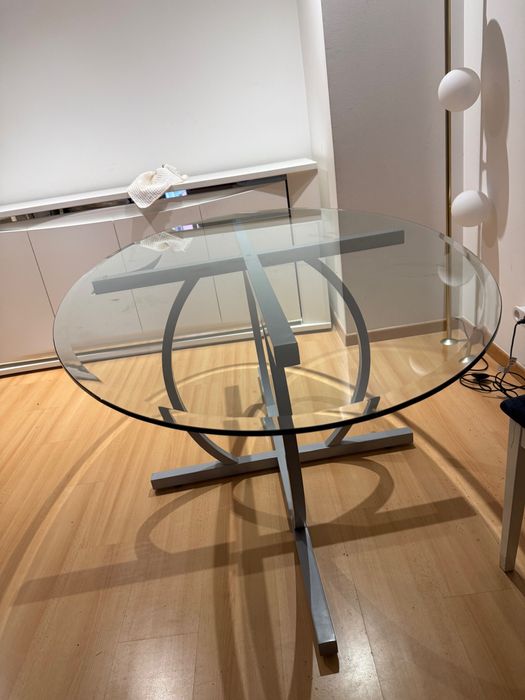 Mesa de Jantar com Tampo em Vidro – Design Moderno