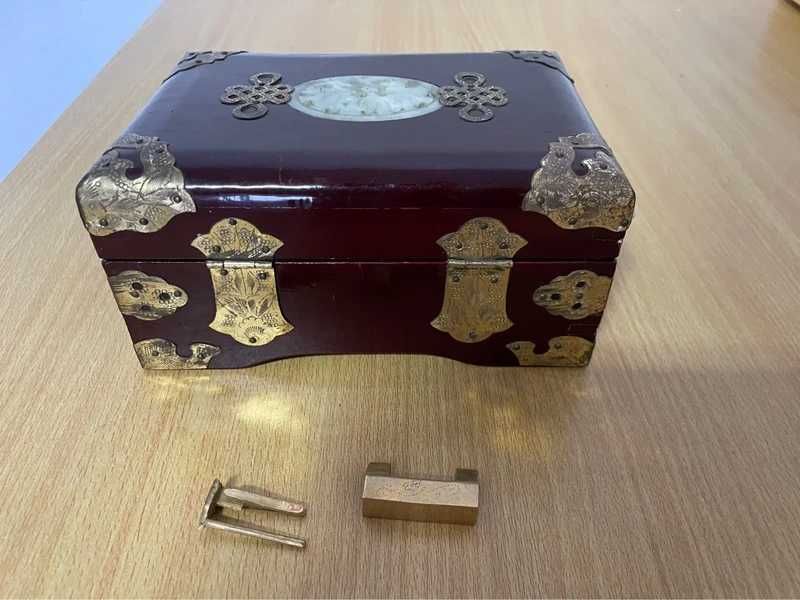 Guarda-joias em madeira com cadeado
