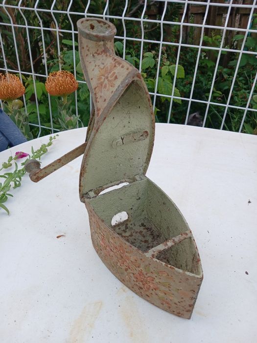 Ferro de engomar antigo