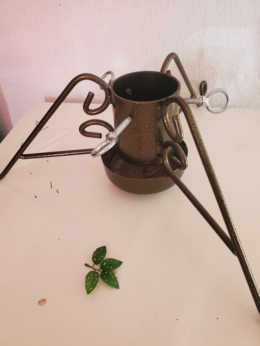 Stojak pod choinkę, metalowy, solodny.