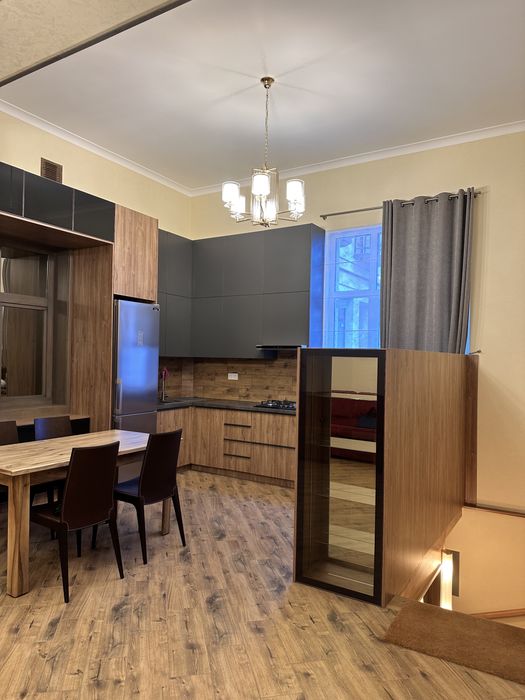 Продається двох кімнатна+ кухня студія+ підвал з Сауною і кімнатою