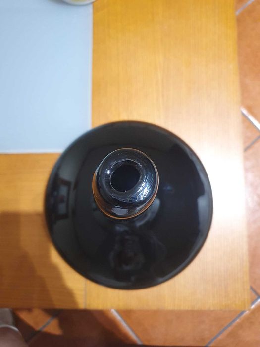 Peça de decoração em cerâmica e vidro.