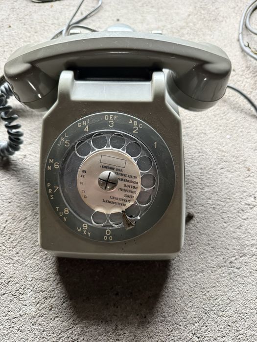 Stary telefon z tarcza francuski