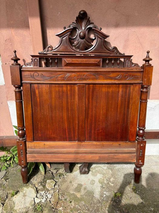 Cama de qualidade. Estilo antigo e em bom estado