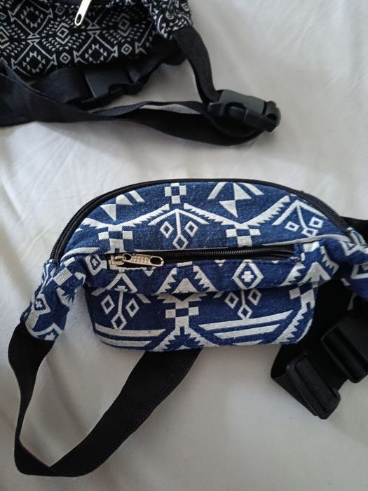 Varias bolsas de cintura  estilo tribal