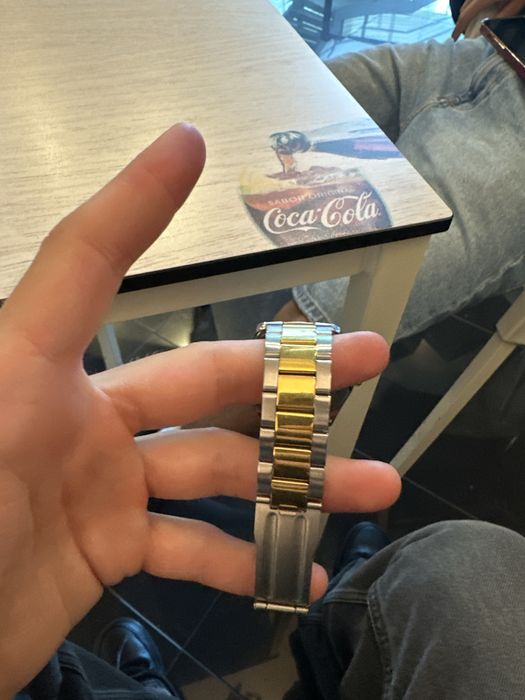 Relógio Casio prateado e dourado