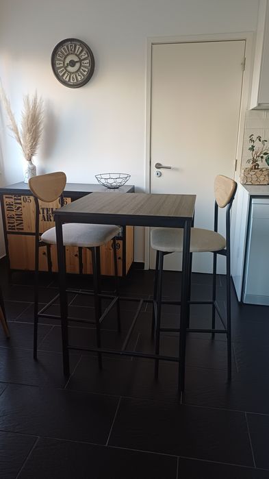 Mesa alta com 2 cadeiras