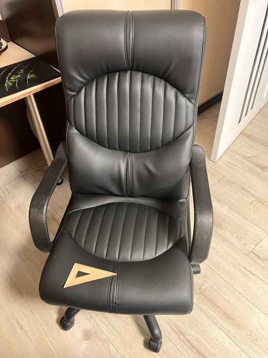 Крісло офісне «шкіряне» чорне