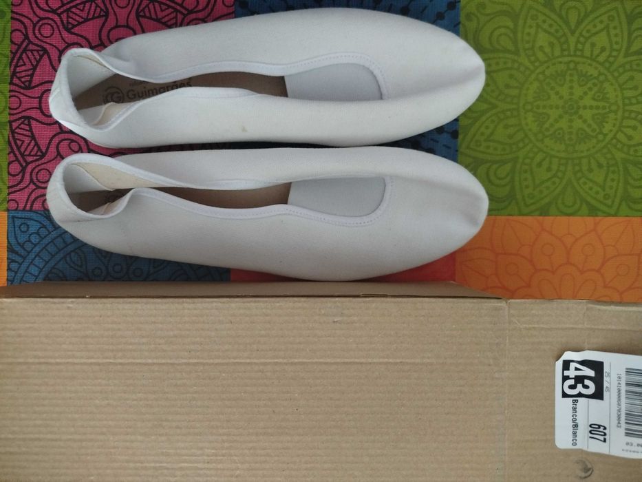 Sapatilhas nº 43 (em branco) para Educação Física: 5,5€.