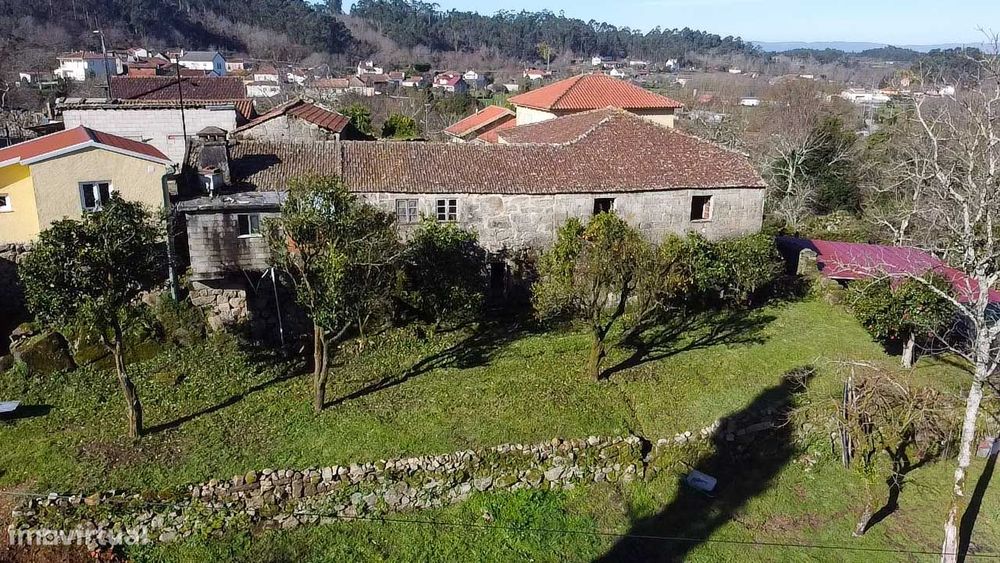 Moradia em granito p/recuperar- Vouzela