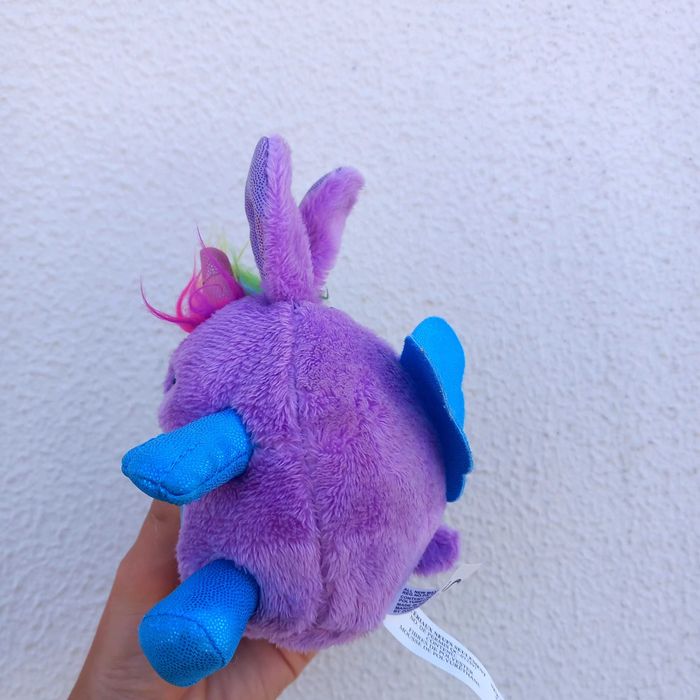 Peluche roxo com coração de queijo