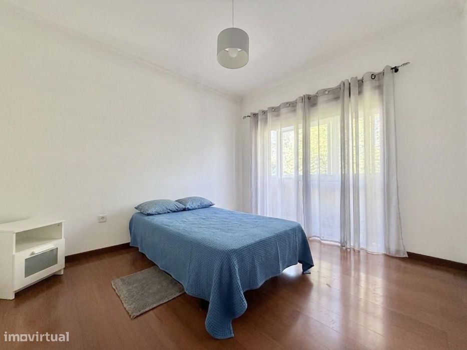 Apartamento T4 para arrendamento, situado na Rua Cândido de Oliveira