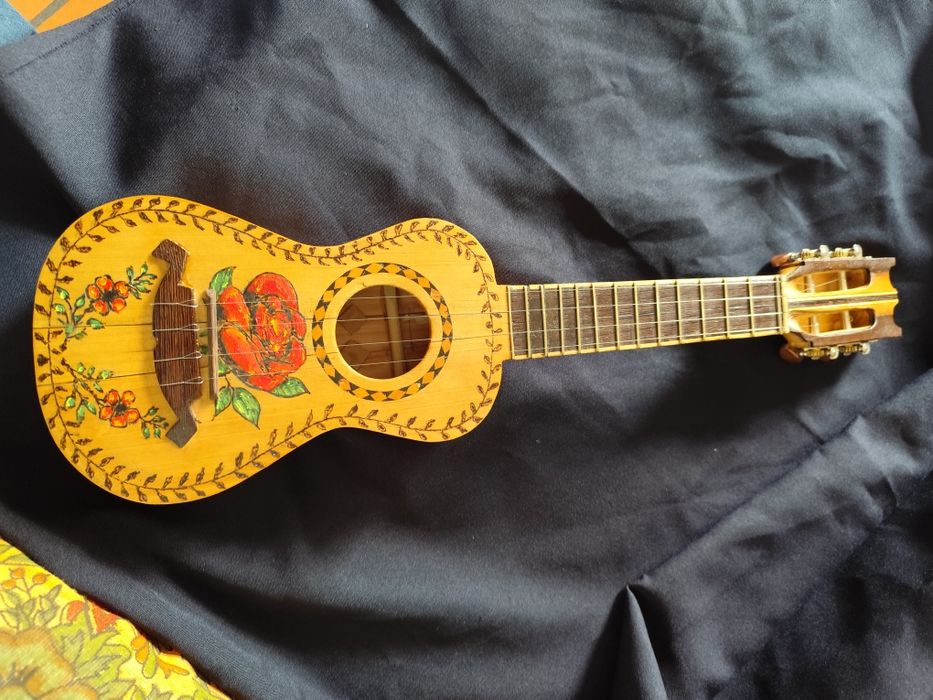 Cavaquinho lindo,novo , construção manual, madeira panga panga, !
