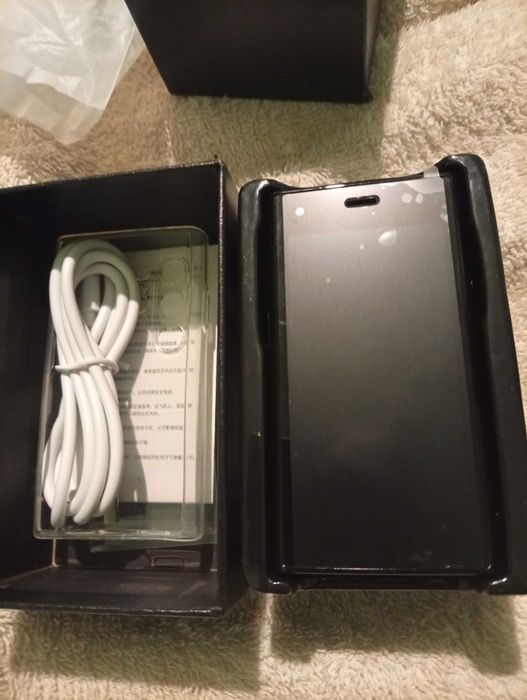 Elegancki Smartfon Dual SIM – Nowoczesny Design i Kompletny Zestaw
