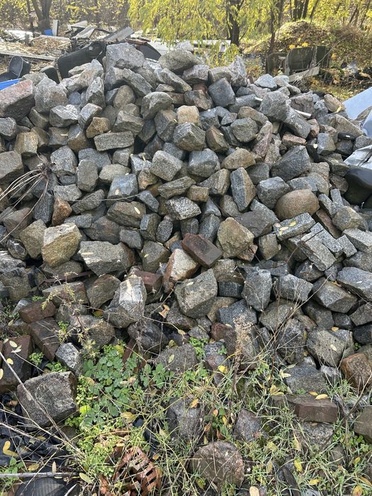 Камінь бутовий близько 10 тонн