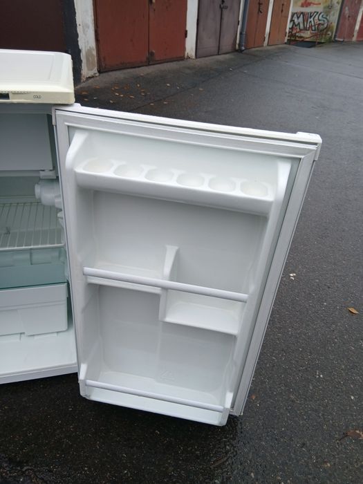 Mała lodówka z  zamrażalnikiem energooszczędna w bardzo dobrym stanie.