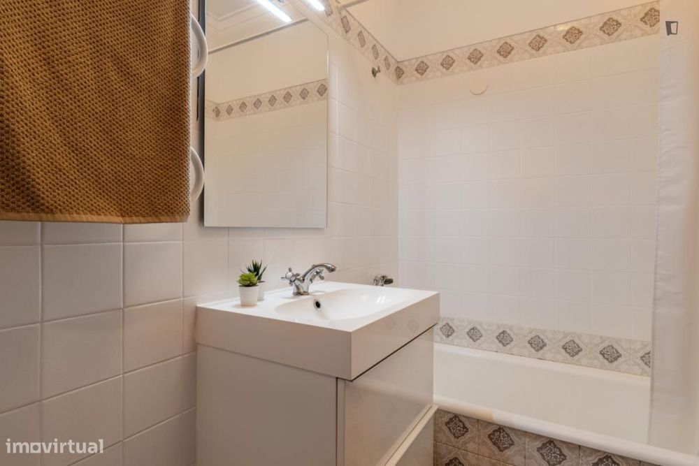 Quarto - localizado em Campolide Lisbon