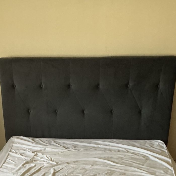 Cama de Casal Estofada 150x195 com Estrado – Cinzenta