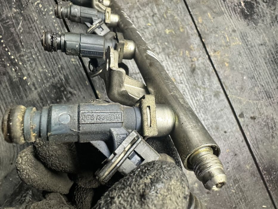 Паливна рейка рампа Audi A4 A6 VW 1.8i 06B133551M форсунки форсунка