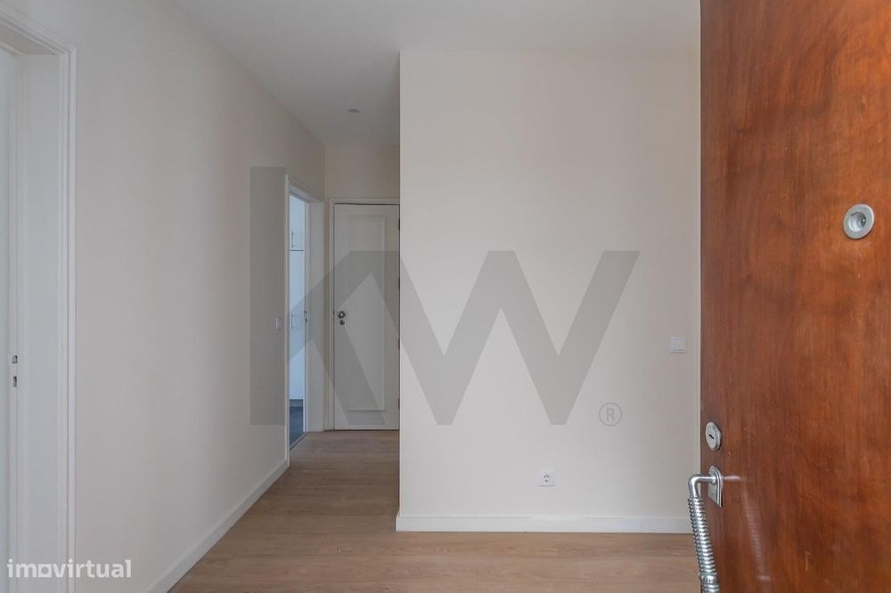 T2 renovado com varanda na Estrela | 2.300€/mês